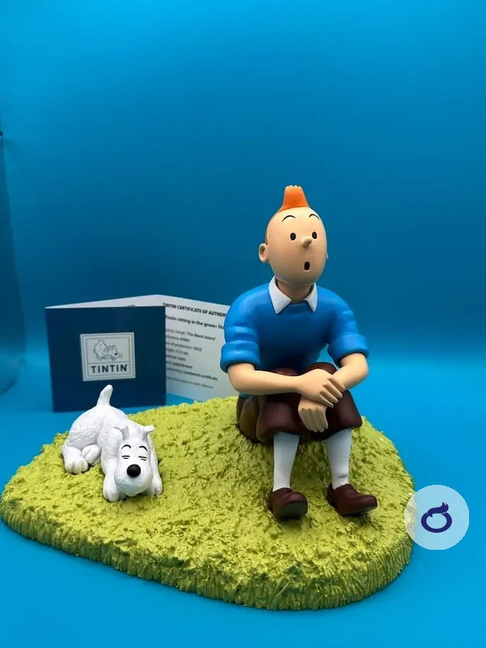 Tim und Struppi Harzstatuette sitzt im Gras